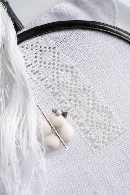 haftowany motyw na tkaninie